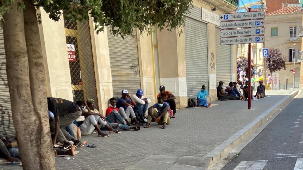 El desastre del cierre de Lérida por el rebrote: los temporeros duermen en las calles y no hay controles