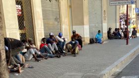 Temporeros hacinados en las calles de Lérida a pesar de los rebrotes.