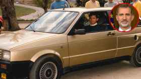 El Rey Felipe, cuando era Príncipe, estrenando su primer coche: un Seat Ibiza.