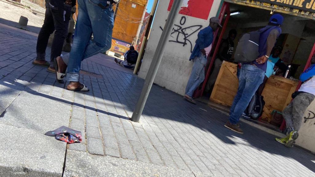 Temporeros acceden a un local abierto al público en Lérida.