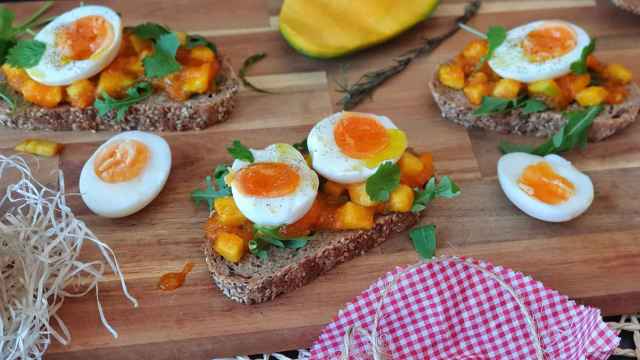 Tosta de chutney de mango y zanahoria con huevo