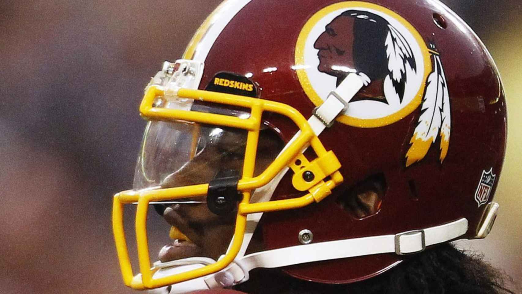 El casco de un jugador de los Washington Redskins con el logo de la franquicia