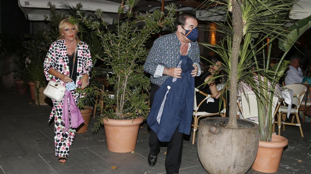 Lydia Lozano junto a su marido Charly celebrando sus 30 años de amor.