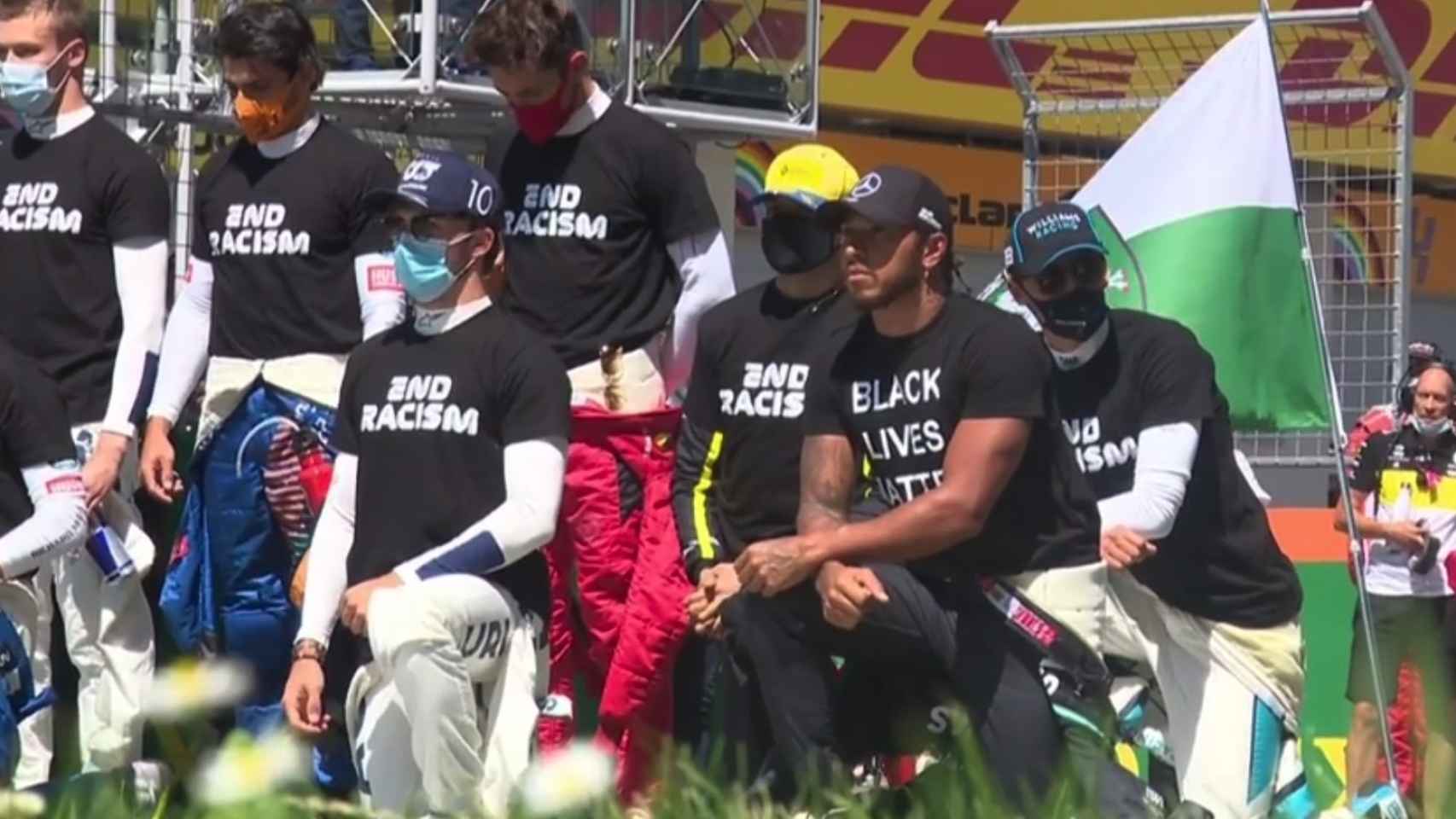 Hamilton lidera el grupo de pilotos que se arrodillaron contra el racismo