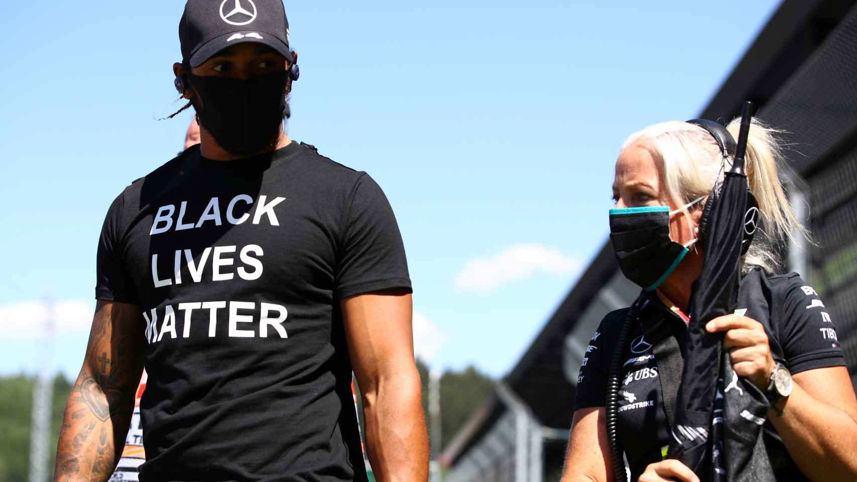 Hamilton con el mensaje de Black Lives Maters en su camiseeta