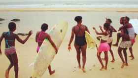 Jóvenes negras haciendo surf. Instagram (@blackgirlssurf)