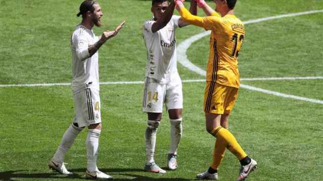 Sergio Ramos celebra con Courtois y Casemiro la victoria del Real Madrid en San Mamés