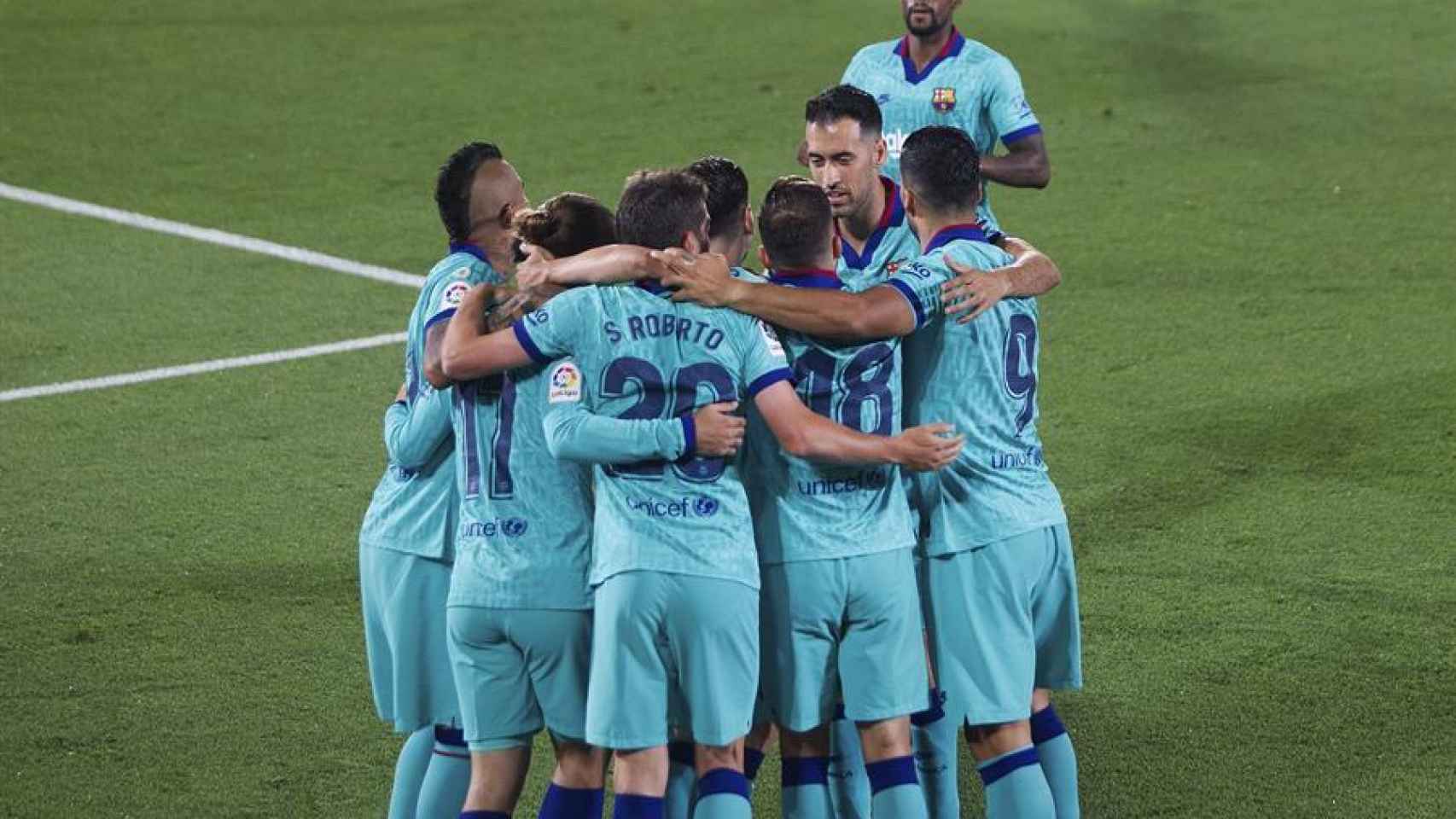 Piña de los jugadores del Barcelona para celebrar el gol ante el Villarreal