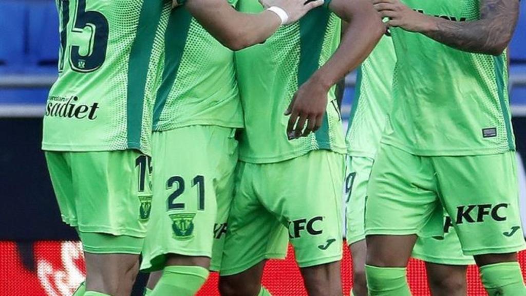 Piña de los jugadores del Leganés para celebrar el gol de Jonathan Silva ante el Espanyol