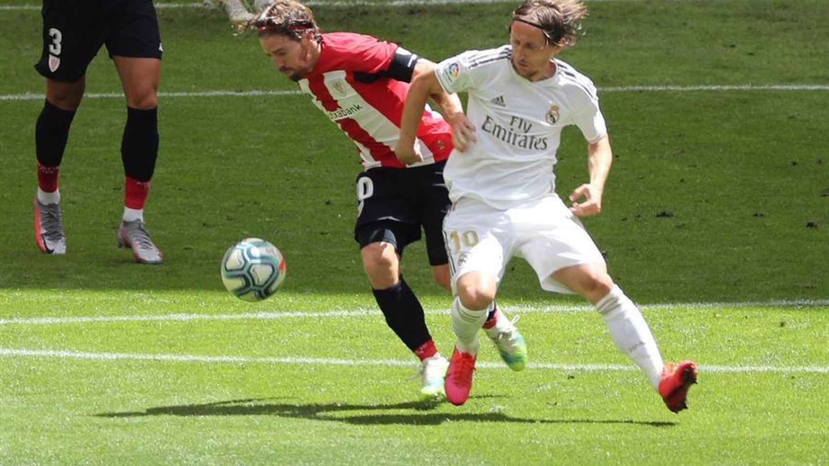 Iker Muniain y Luka Modric, en el Athletic - Real Madrid de la jornada 34 de La Liga