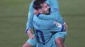 Messi y Griezmann celebran un gol del Barcelona ante el Villarreal en La Liga