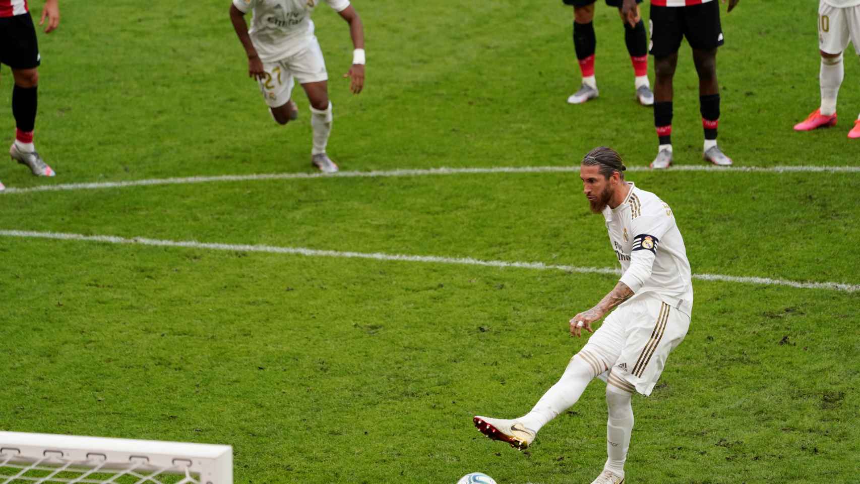 Sergio Ramos adelanta al Madrid ante el Athletic de penalti