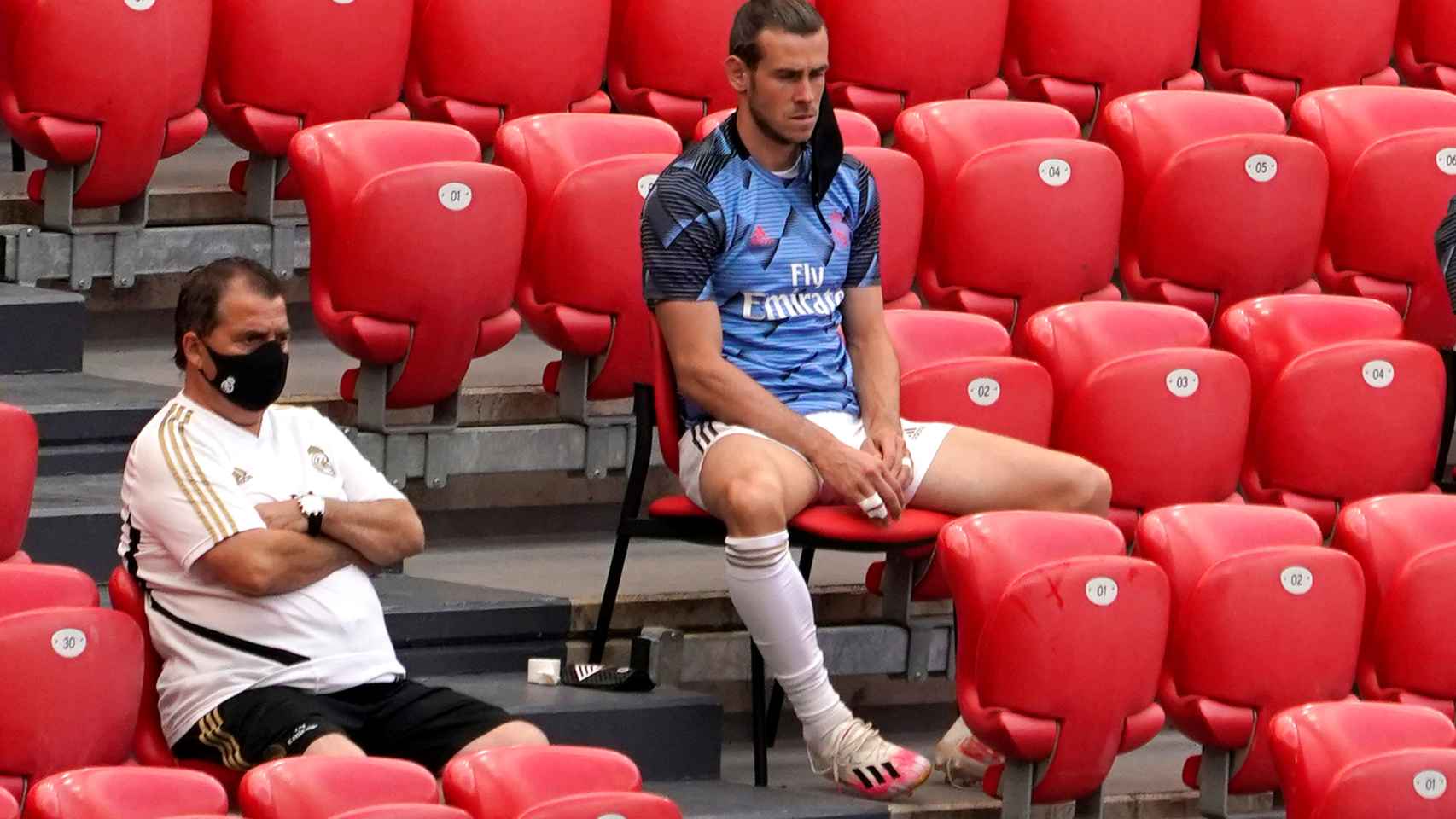 Gareth Bale, en el banquillo del Real Madrid en la grada de San Mamés