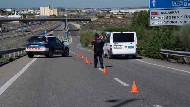 Un Mosso d'Esquadra realiza un control de carreteras en la comarca del Segriá.
