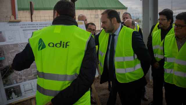 El ministro de Fomento José Luis Ábalos visita las obras de la futura estación intermodal T2 del Aeropuerto de El Prat.