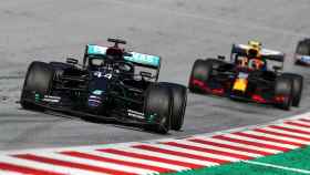 Lewis Hamilton delante de Alexander Albon en el Gran Premio de Austria