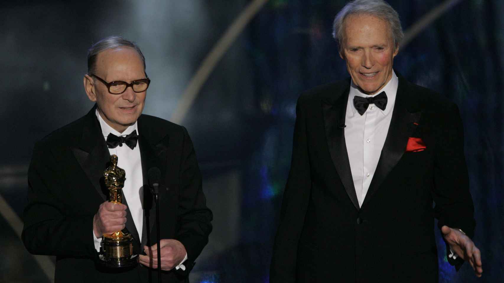 Junto a Clint Eastwood, que le entregó el Oscar honorífico.