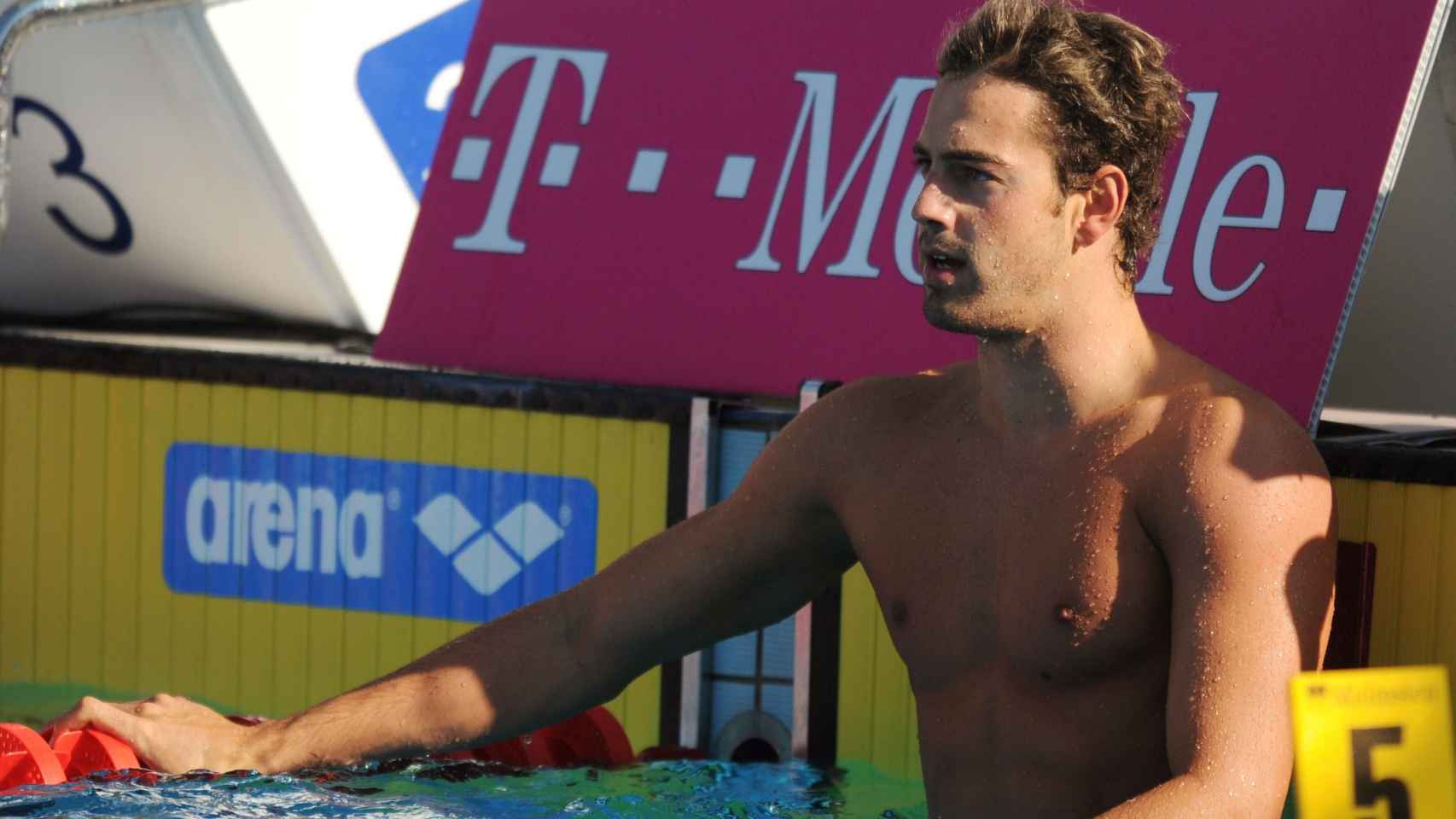 El nadador español Rafa Muñoz es fotografiado tras ganar la final masculina de los 50 metros mariposa, en los Campeonatos Europeos de Natación 2010 que se celebran en Budapest, Hungría