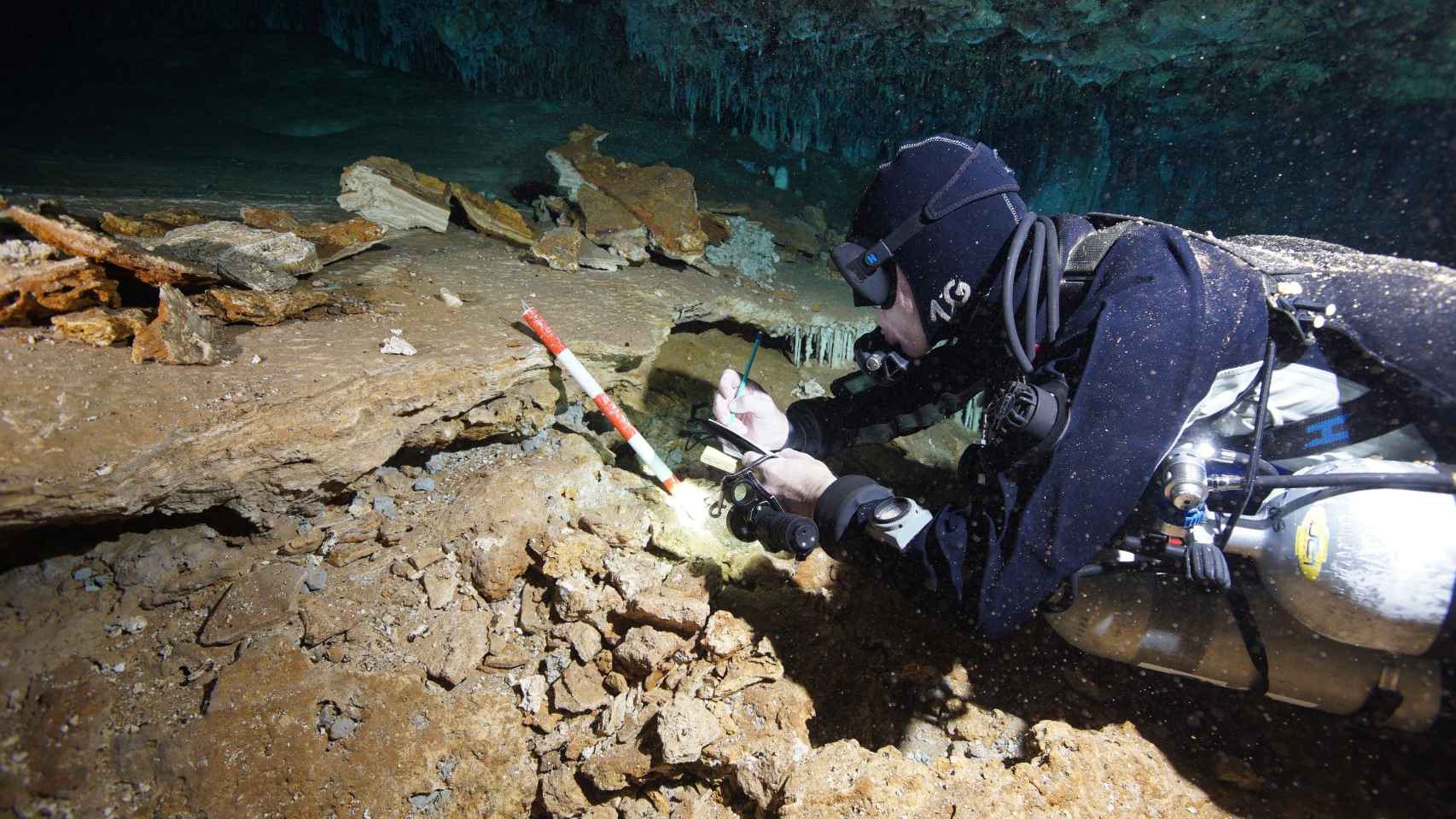 Un buceador examina uno de los puntos en los que los primeros pobladores extraían hace 10.000-12.000 años ocre en una caverna en Yucatán (México).