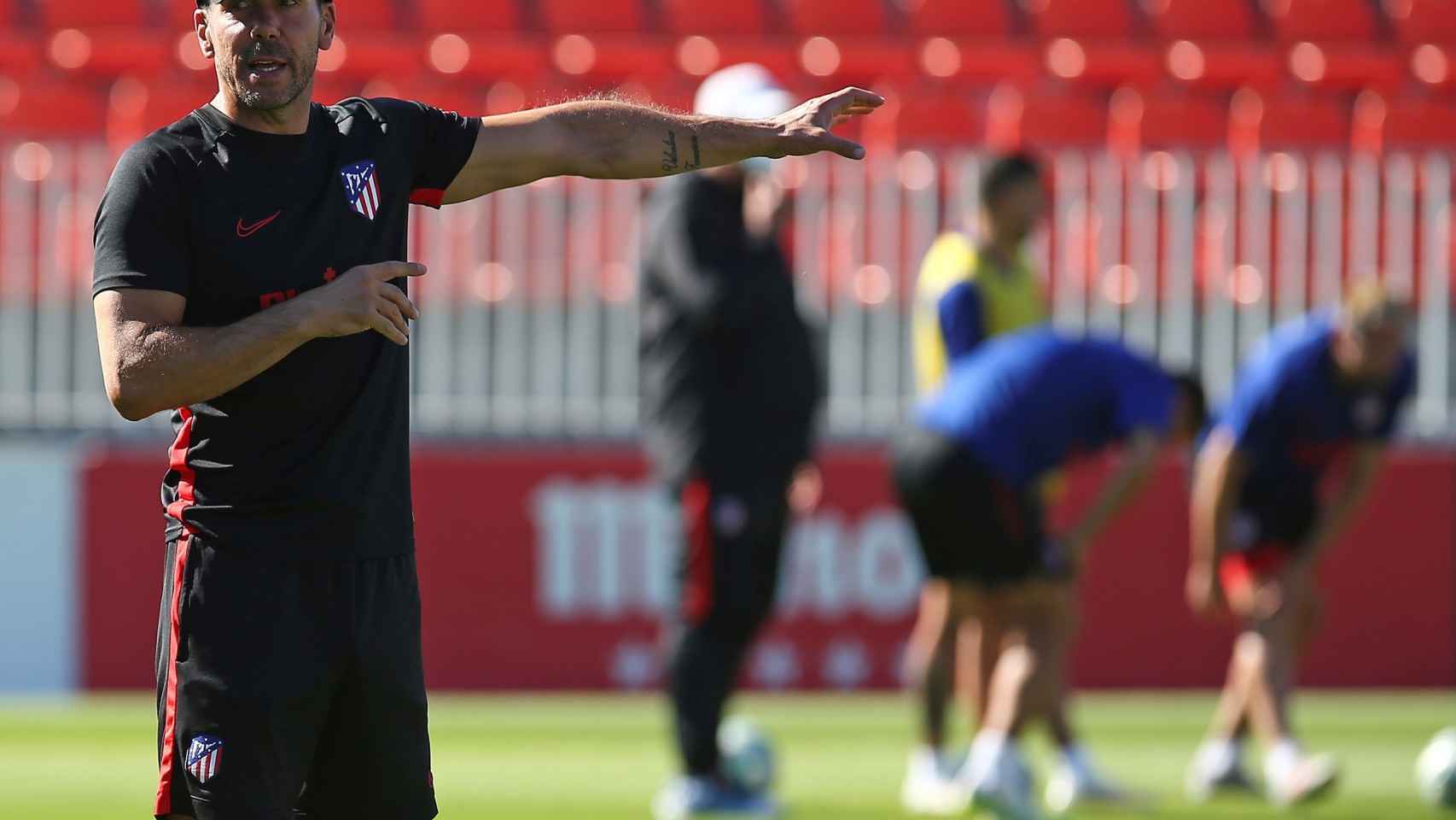 Diego Pablo Simeone dirigiendo un entrenamiento del Atlético de Madrid