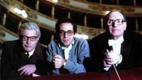 Morricone (dcha.) con Marcello Mastroianni (izda.) y Giuseppe Tornatore (centro) en los ensayos de la película ‘Están todos bien‘ (1990) en el Teatro de la Scala de Milán