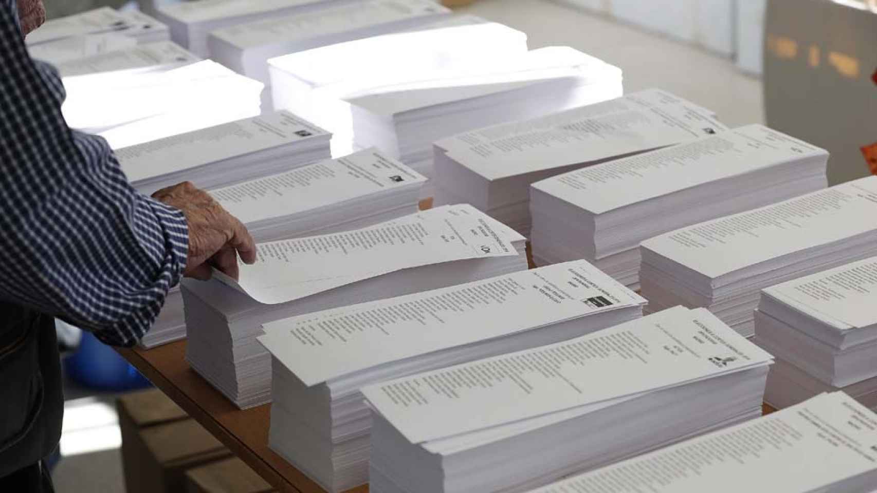 Un hombre vota en unas elecciones en Galicia. Efe.
