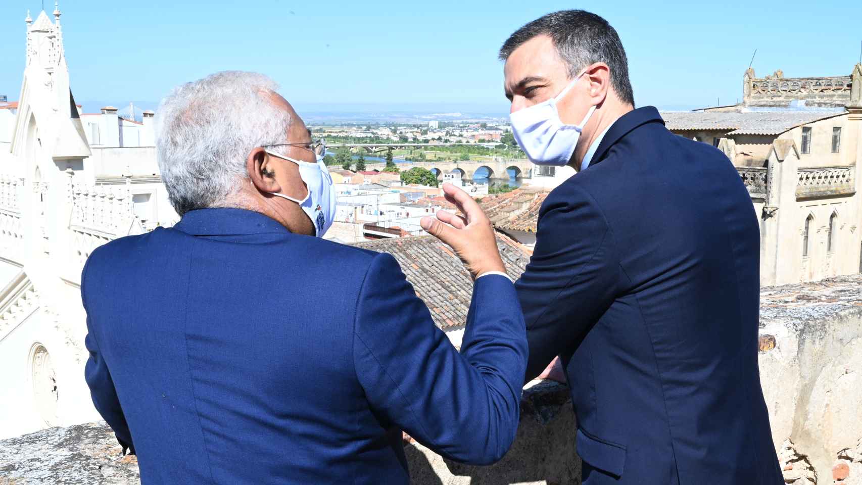 António Costa y Pedro Sánchez conversan entre sí durante la ceremonia de apertura de fronteras tras el coronavirus.