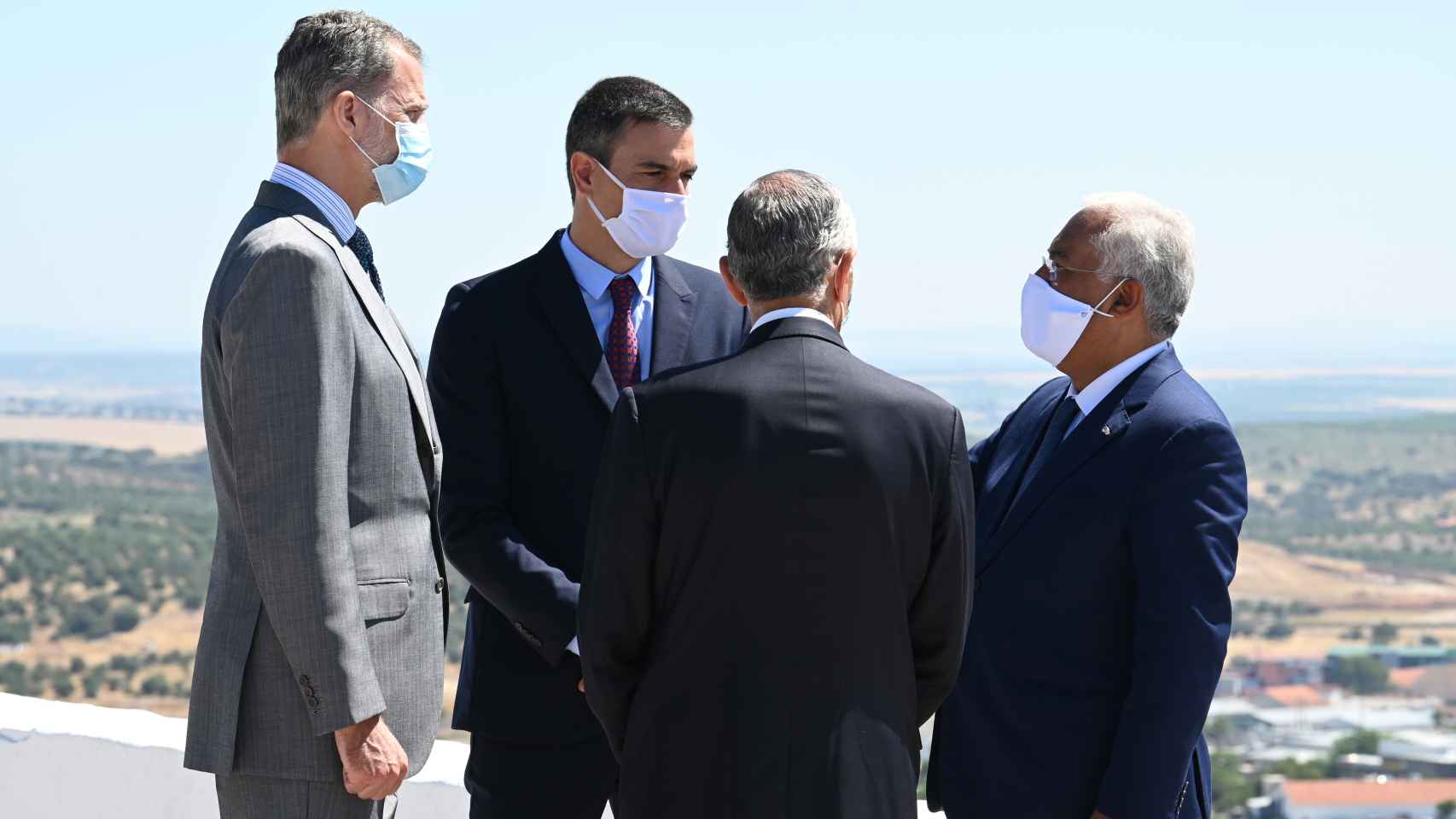 El Rey Felipe VI y Pedro Sánchez conversan con António Costa y Marcelo Rebelo de Sousa, primer ministro y presidente de la República portuguesa.