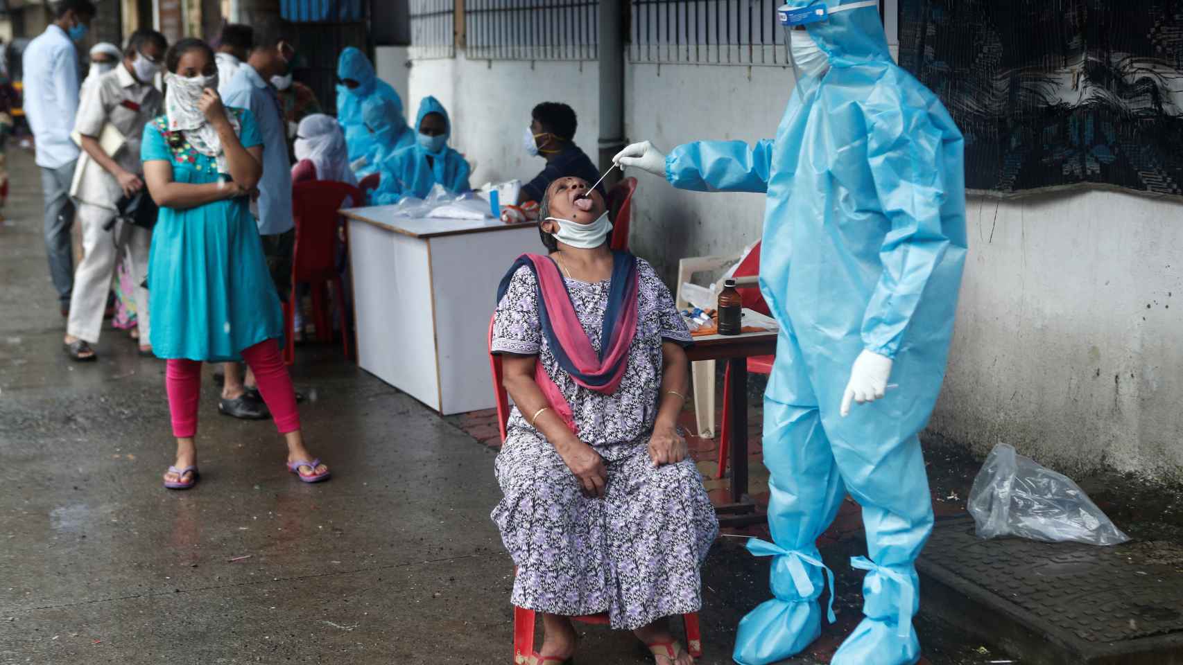 Sanitarios indios realizan pruebas de coronavirus a la población en Bombay.