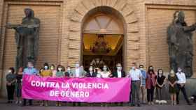 La concentración de repulsa este lunes en el ayuntamiento de Zaragoza por la violación de una mujer discapacitada el sábado.