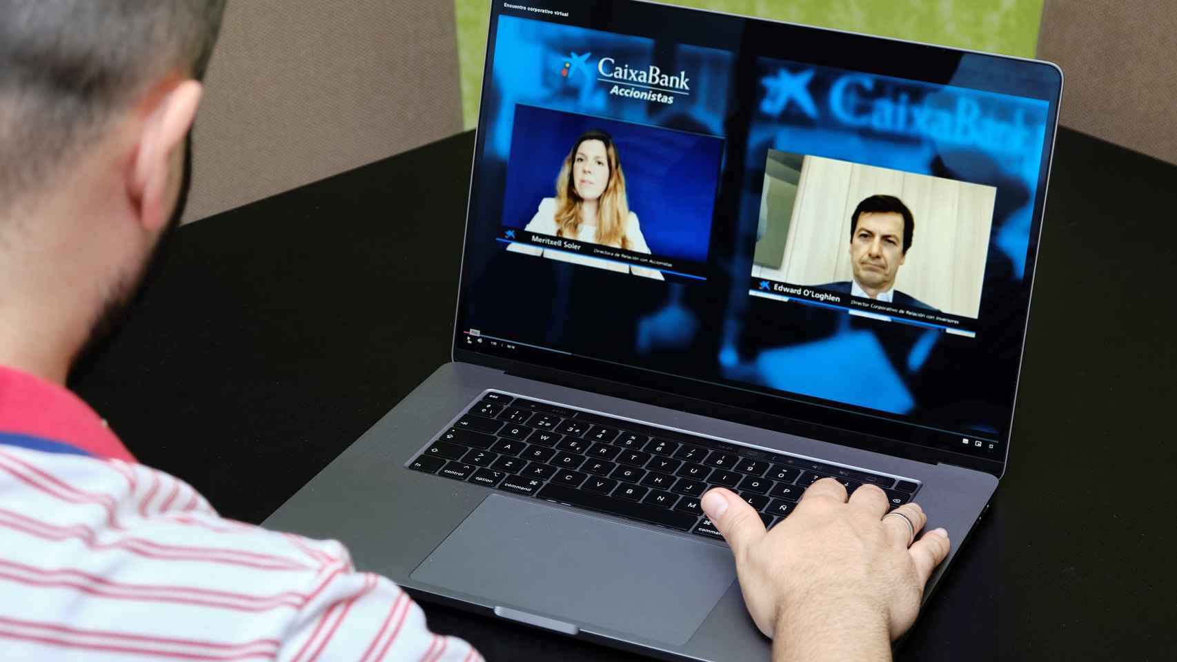 Un accionista asiste al encuentro corporativo virtual de CaixaBank.