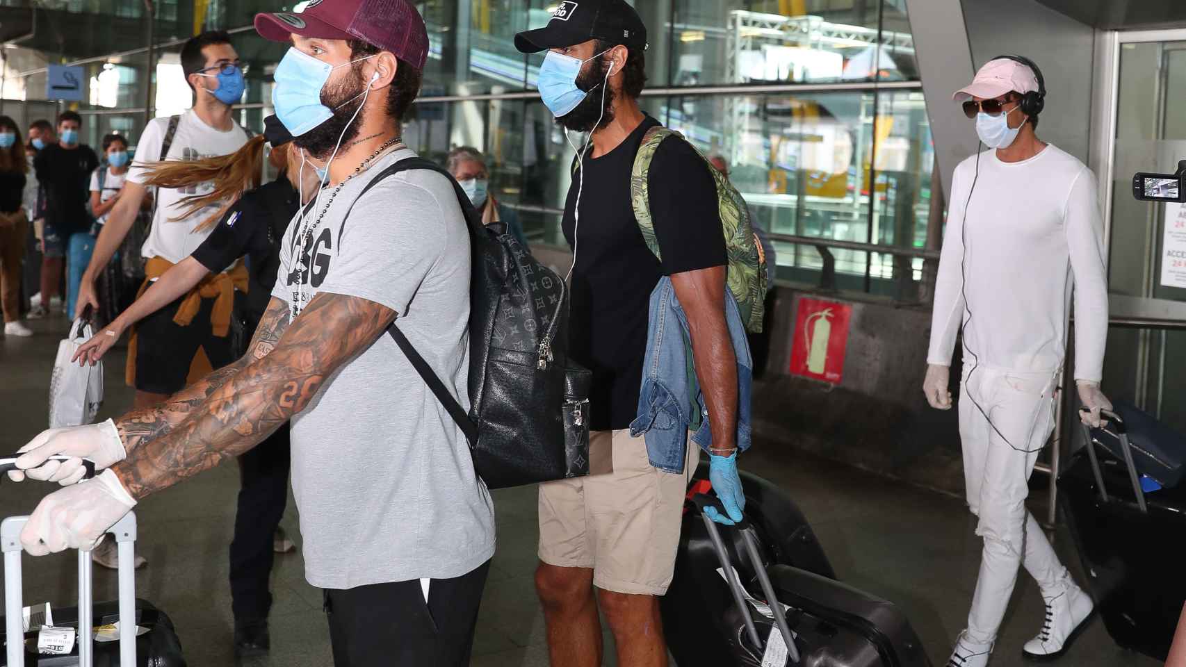 Jorge Pérez junto a Barranco en el aeropuerto de Madrid a su llegada de Honduras.
