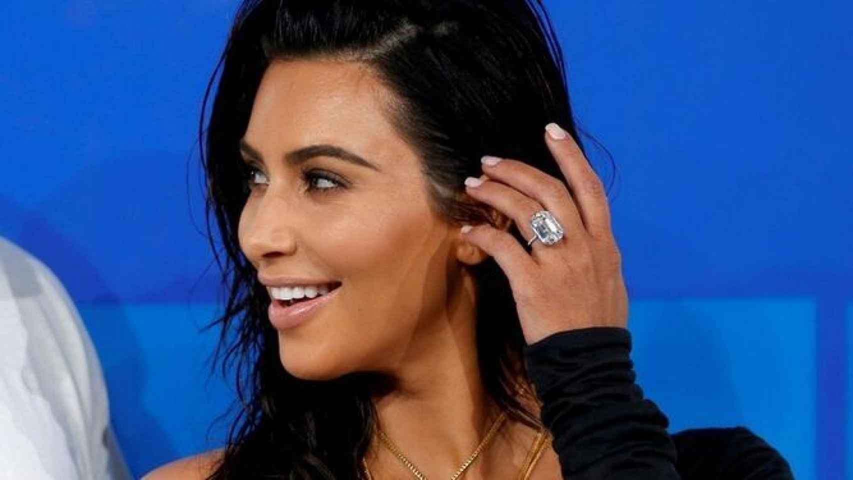 Kim Kardashian posando con su anillo de compromiso.