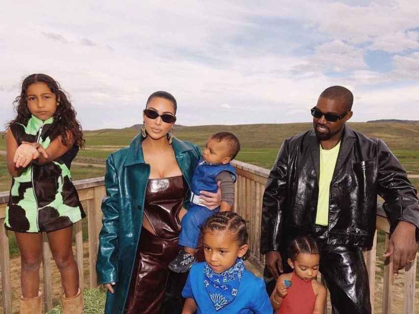 Kim Kardashian y Kanye West junto a sus cuatro hijos: North, Saint, Chicago y Psalm.