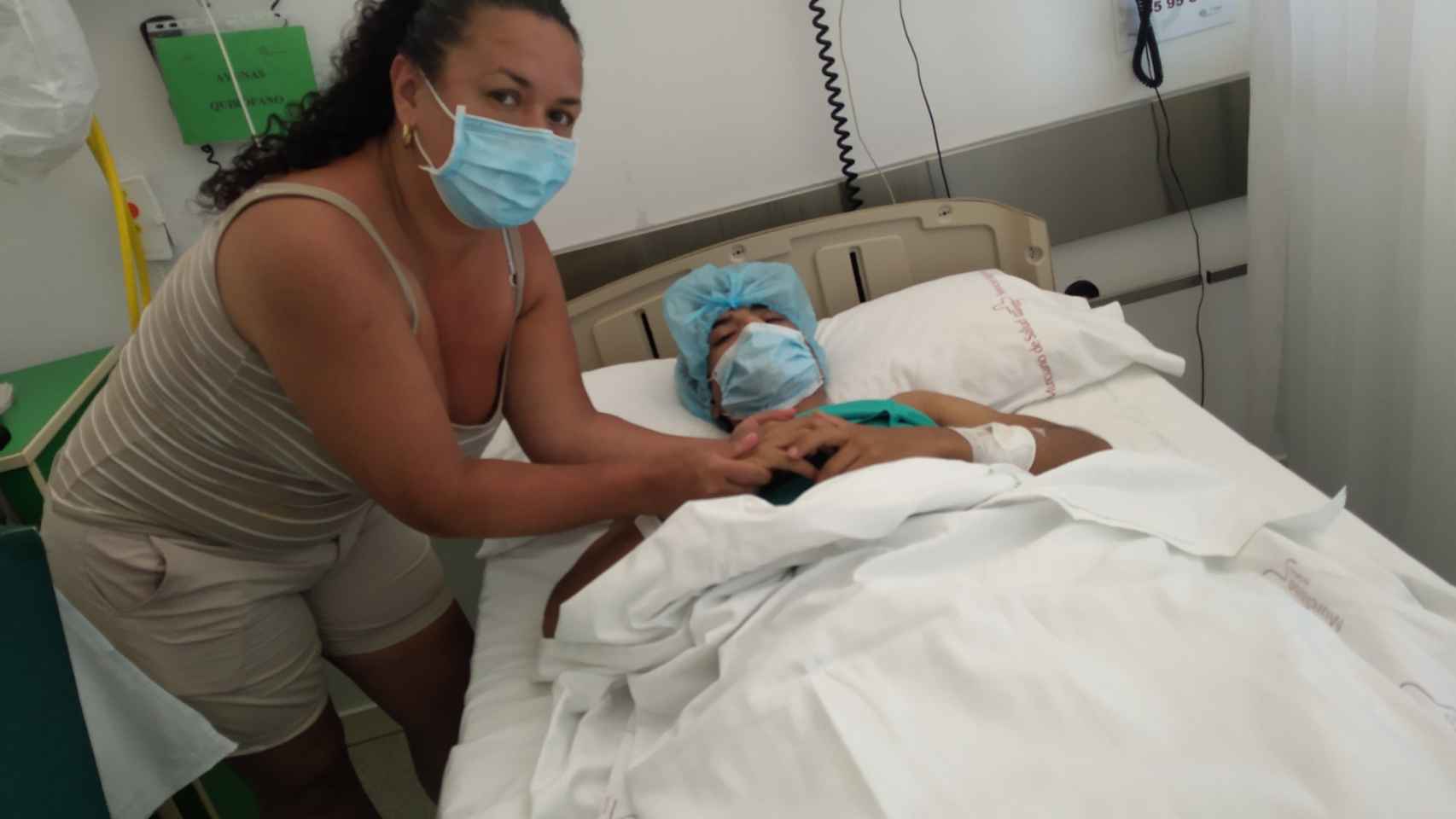 Juan David, junto a su madre en el hospital de Murcia.