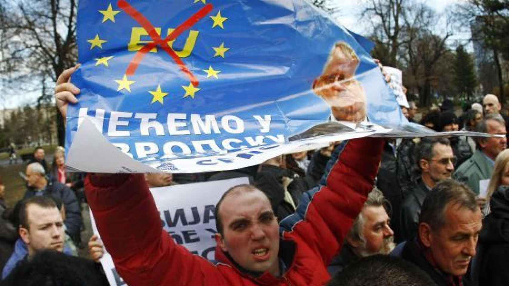 Imagen de archivo de una protesta contra la UE organizada por el Partido Radical Serbio en Belgrado en 2012. / Reuters