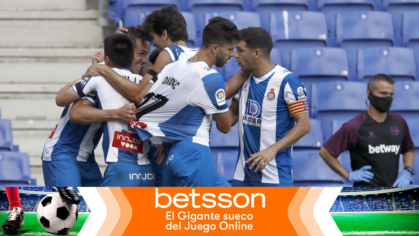 Piña de los jugadores del Espanyol para celebrar un gol en La Liga