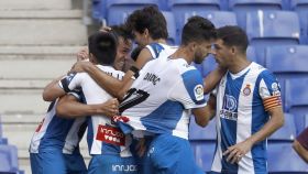 Piña de los jugadores del Espanyol para celebrar un gol en La Liga