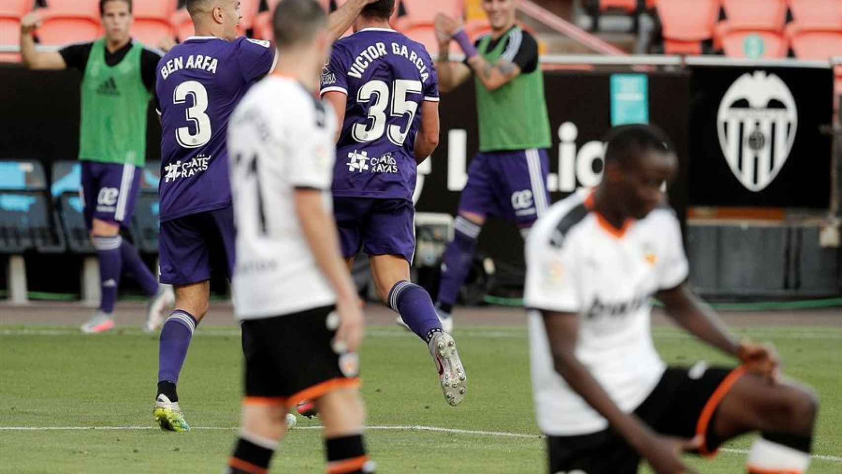 Los jugadores del Valladolid celebran el gol del debutante Víctor García ante el Valencia