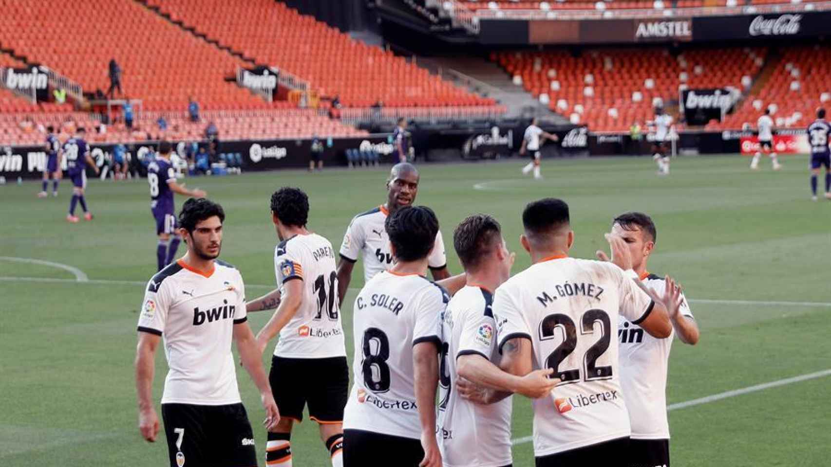 Piña de los jugadores del Valencia para celebrar el gol de Maxi Gómez ante el Valladolid