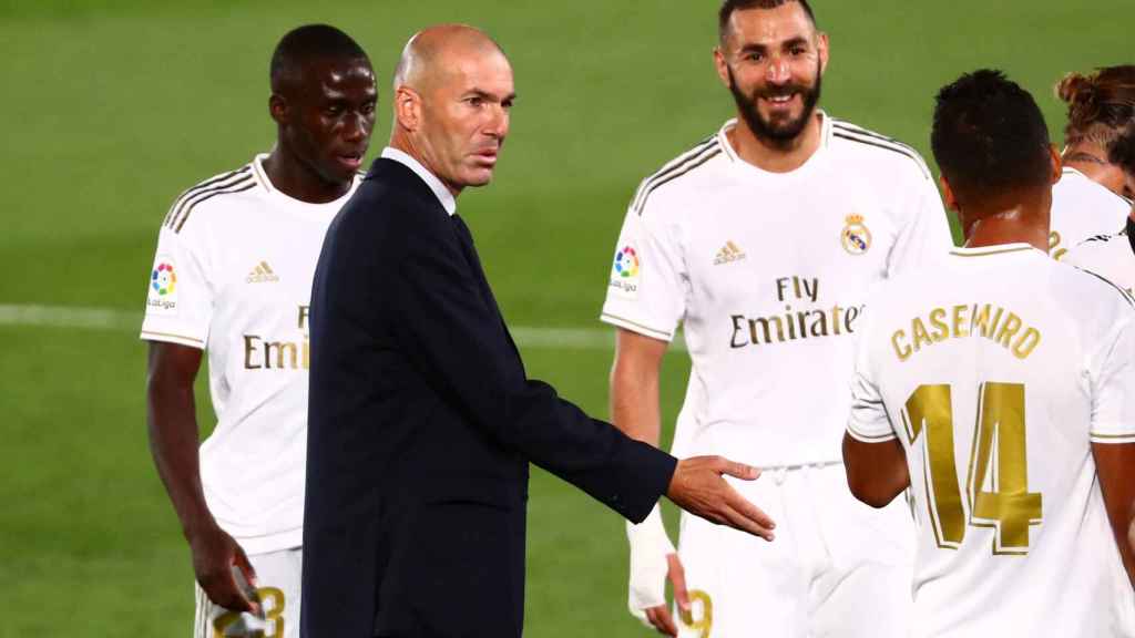 Zidane da instrucciones a sus jugadores en una pausa de hidratación
