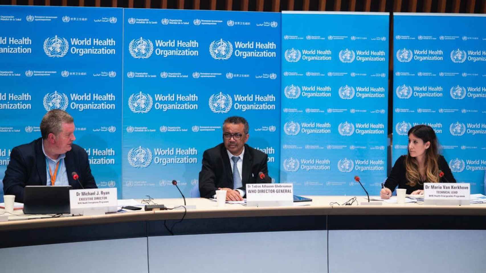 El director general de la Organización Mundial de la Salud, Tedros Adhanom Ghebreyesus, en el centro