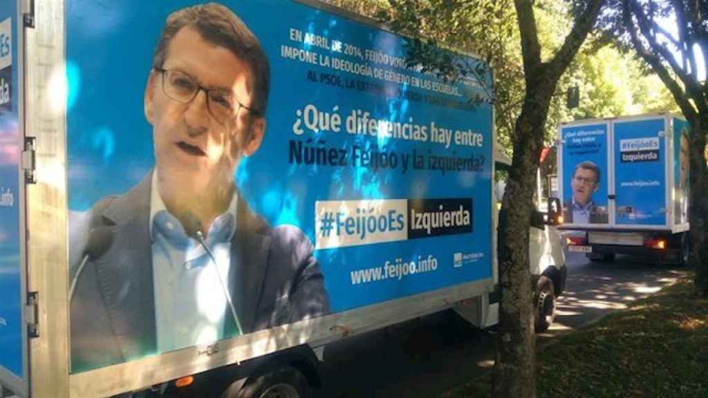 Un camión de Hazteoir con la inscripción Feijóo impone la ideología de género, ante la Xunta de Galicia