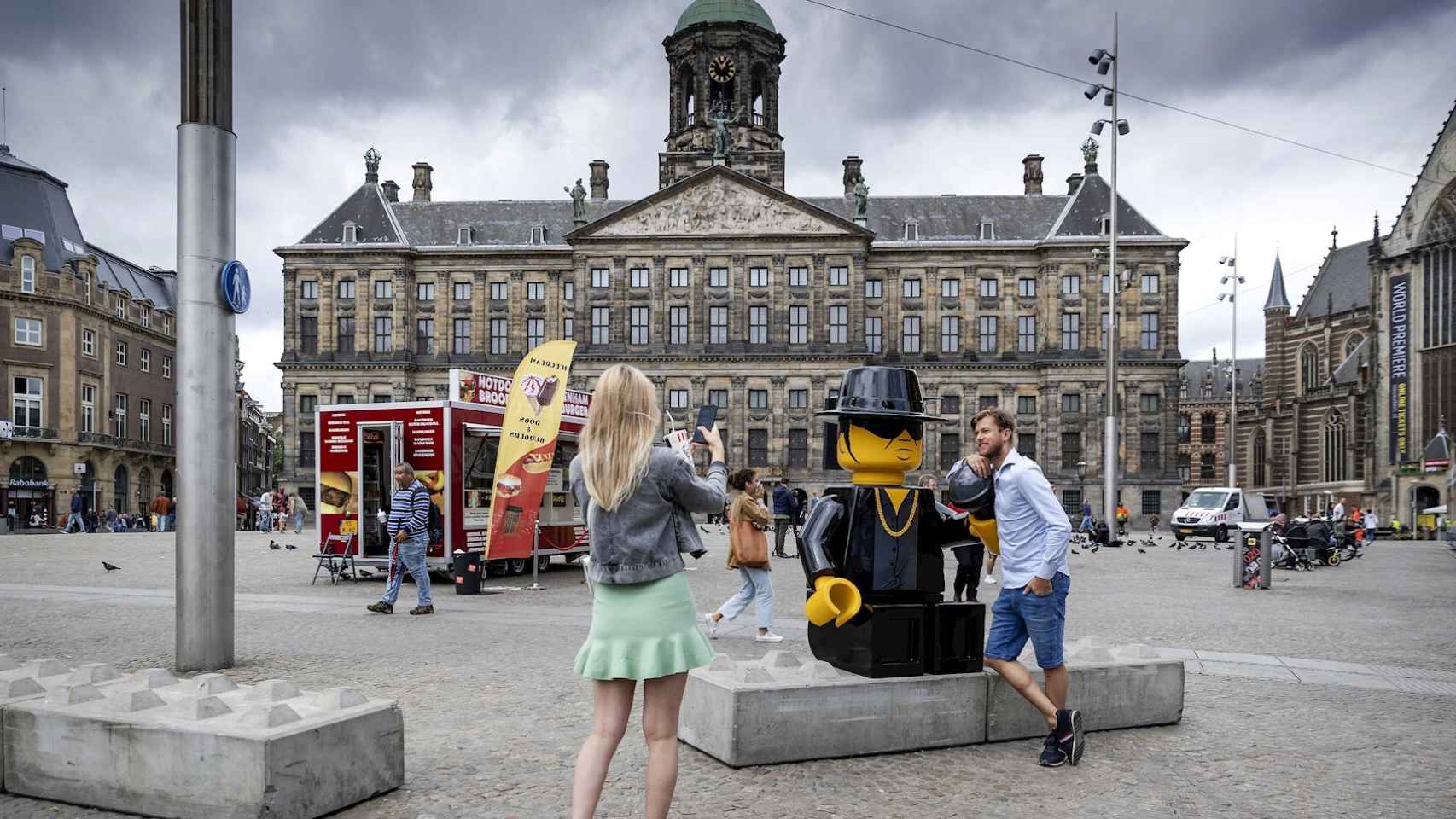 Turismo sin mascarilla en la Plaza Dam de Amsterdam. EFE/EPA/ROBIN VAN LONKHUIJSEN