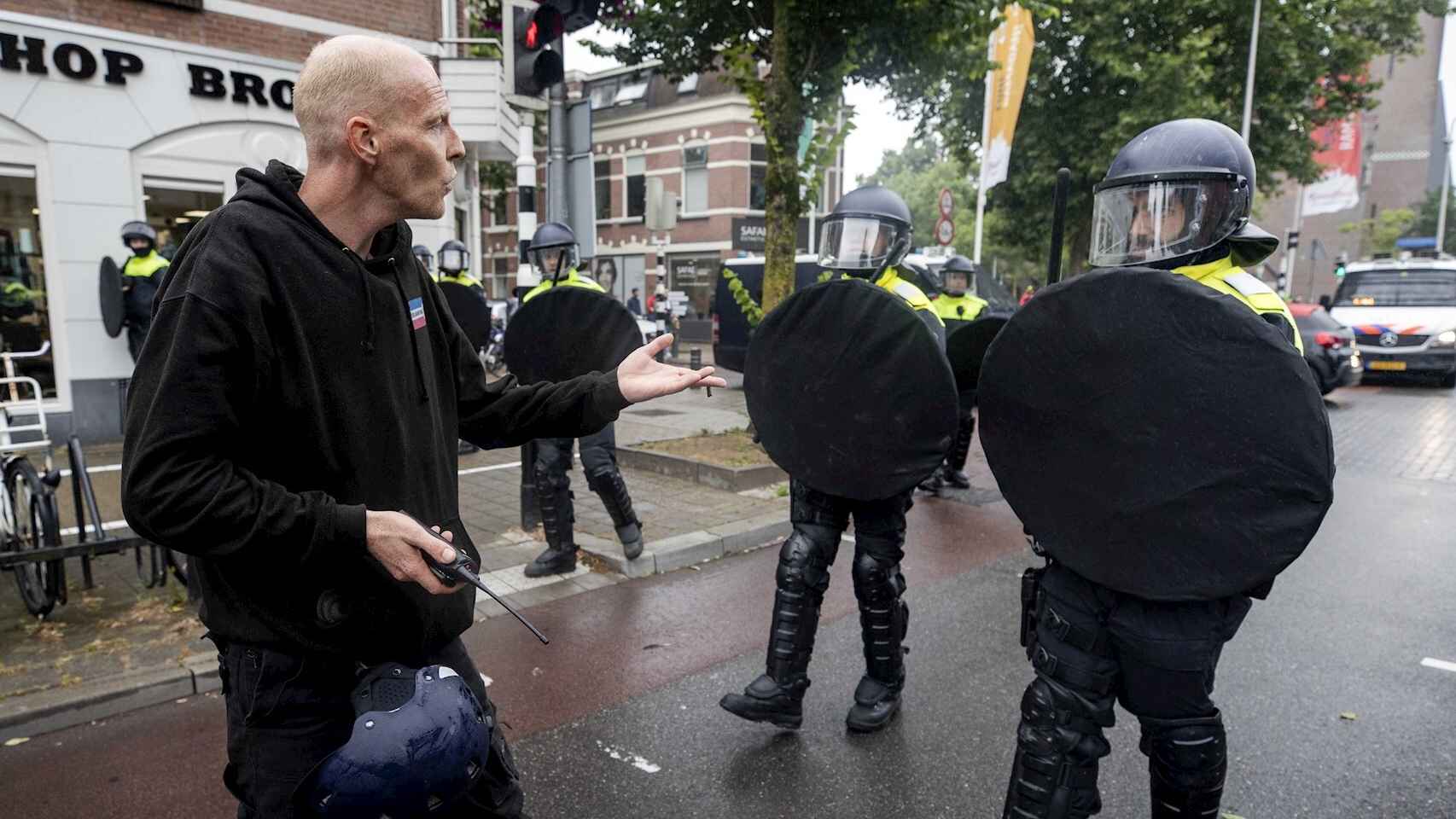 Manifestantes y policías sin mascarilla en Utrecht en una protestas contra las medidas contra el COVID-19.