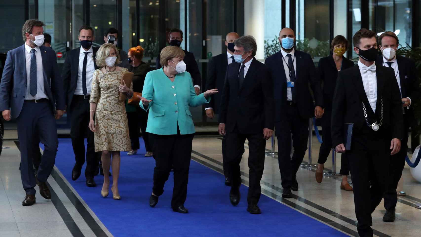 Angela Merkel conversa con David Sassoli a su llegada a la Eurocámara