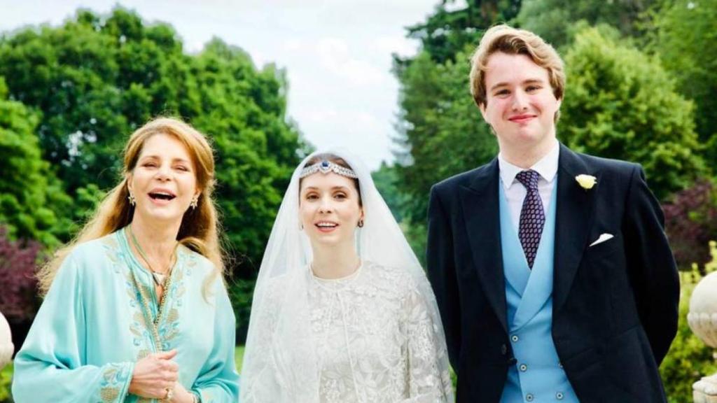 La reina Noor de Jordania junto a la princesa Raiyah y el periodista británico Ned Donovan, en su boda.