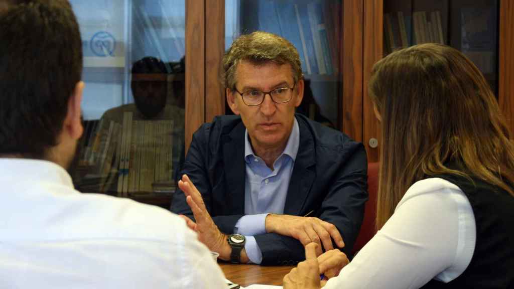 Un momento de la entrevista en la sede del PP provincial, en La Coruña.