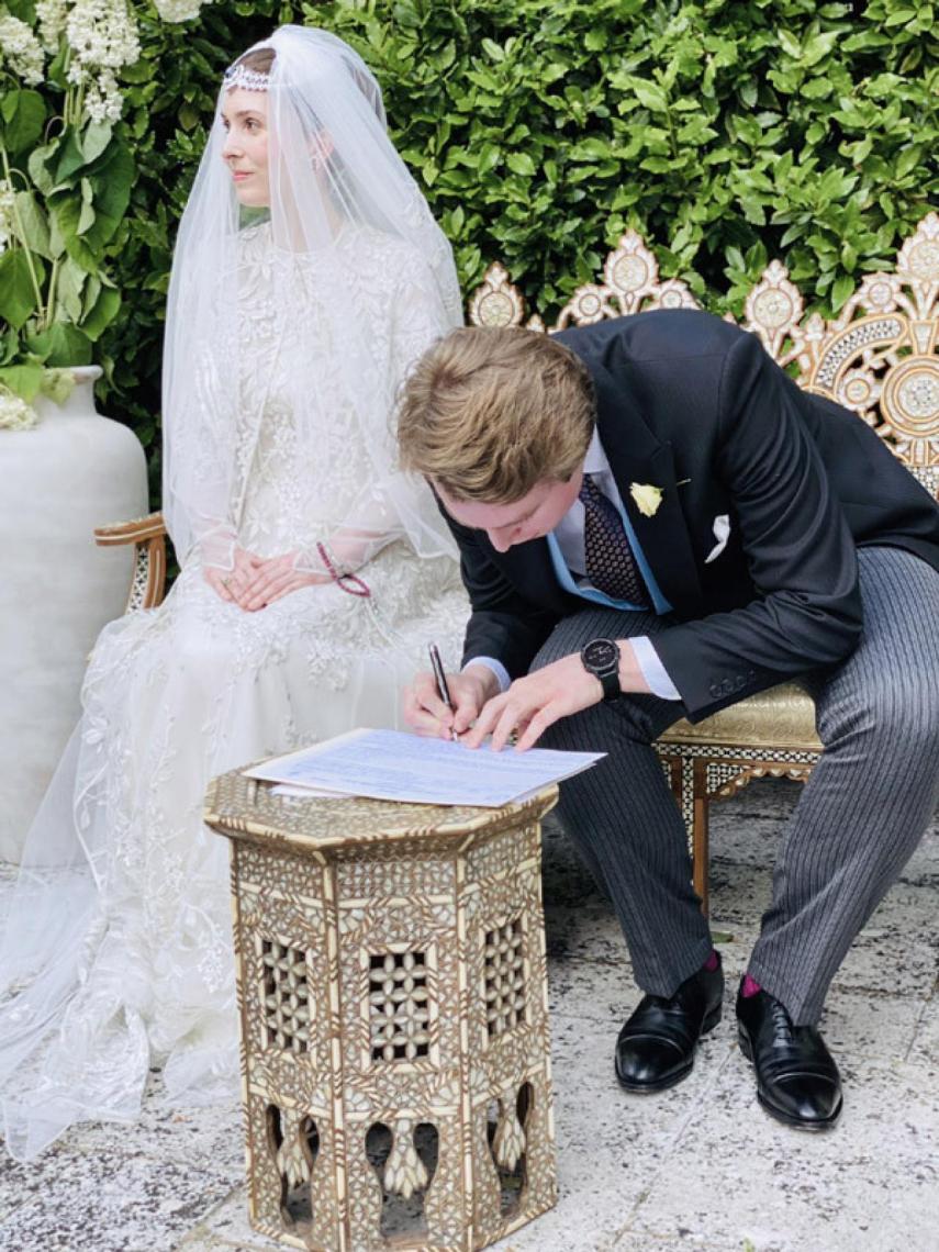 La novia lució en su tiara un gran zafiro rodeado de diamantes.