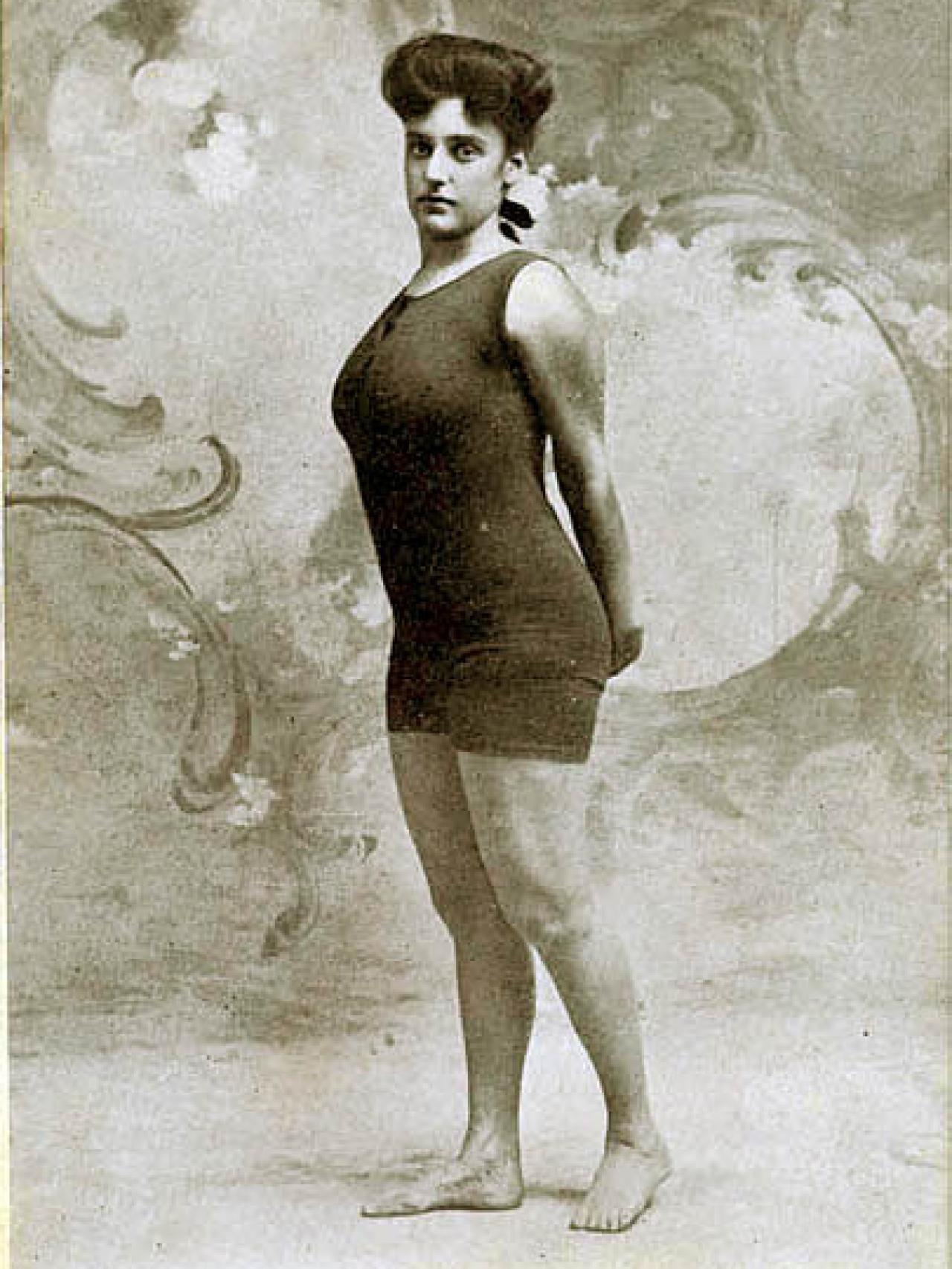 Cabaña Miserable pánico Así ha cambiado el traje de baño femenino: de los vestidos de lana del  siglo XIX a los mini bikinis